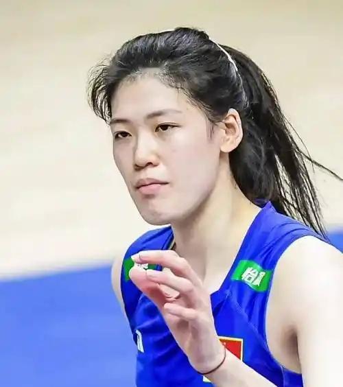 中国女排在直播训练中，五大主力李盈莹，王媛媛，龚翔宇，刁琳宇，王梦洁全部回归，这