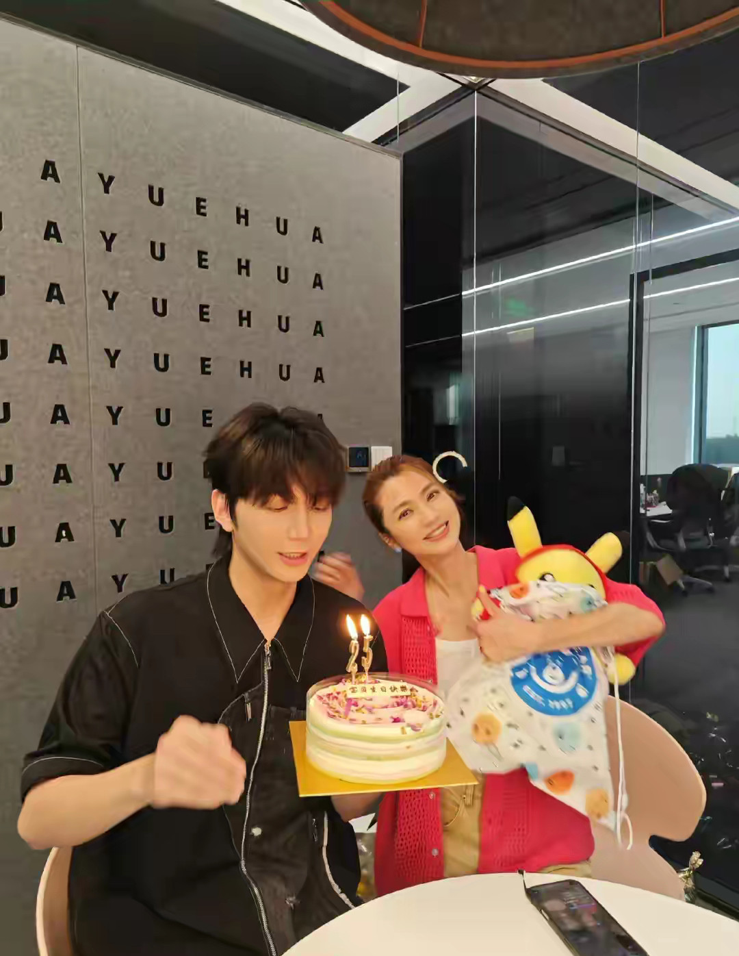洪欣为儿子庆生，25岁张镐濂搂着同母异父的妹妹，娘仨同框颜值高！！！​​​