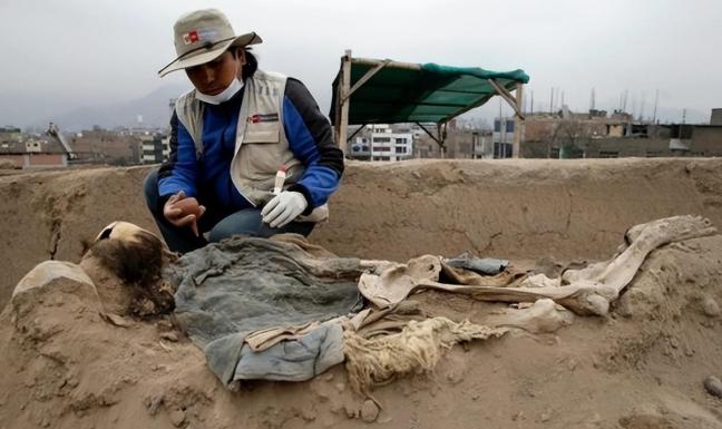 2017年，秘鲁考古专家发掘一座4000年前金字塔时，挖出16具长辫子的“清朝人