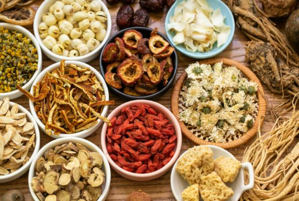 气耗于上——人参；气陷于中——黄芪；气散于表——白术；气泄于下——芡实；气脱于里