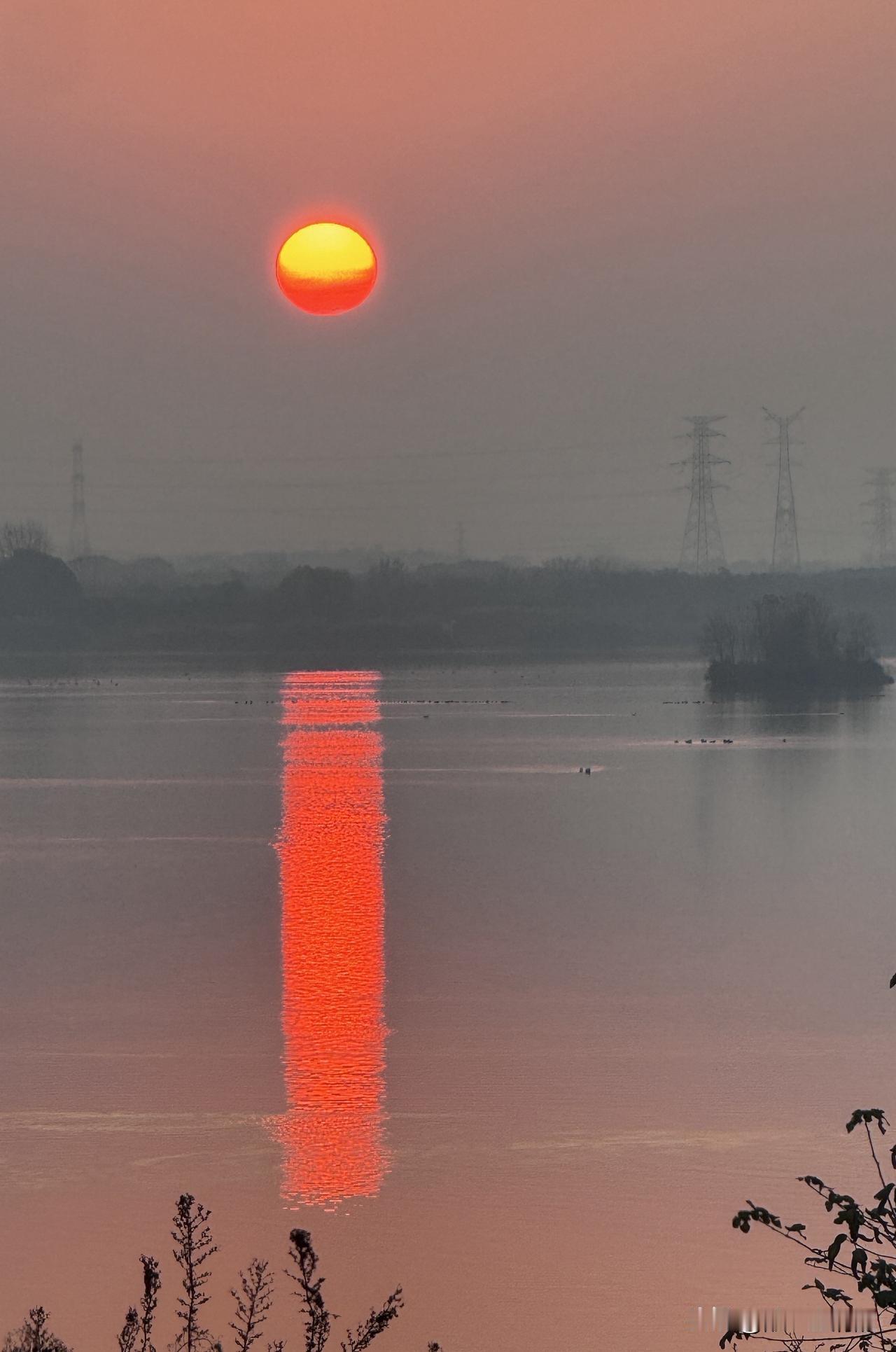 给大家分享两组夕阳西下的美景。12月9日，沂河岸边冬日夕阳西下，晚霞映红了半边天