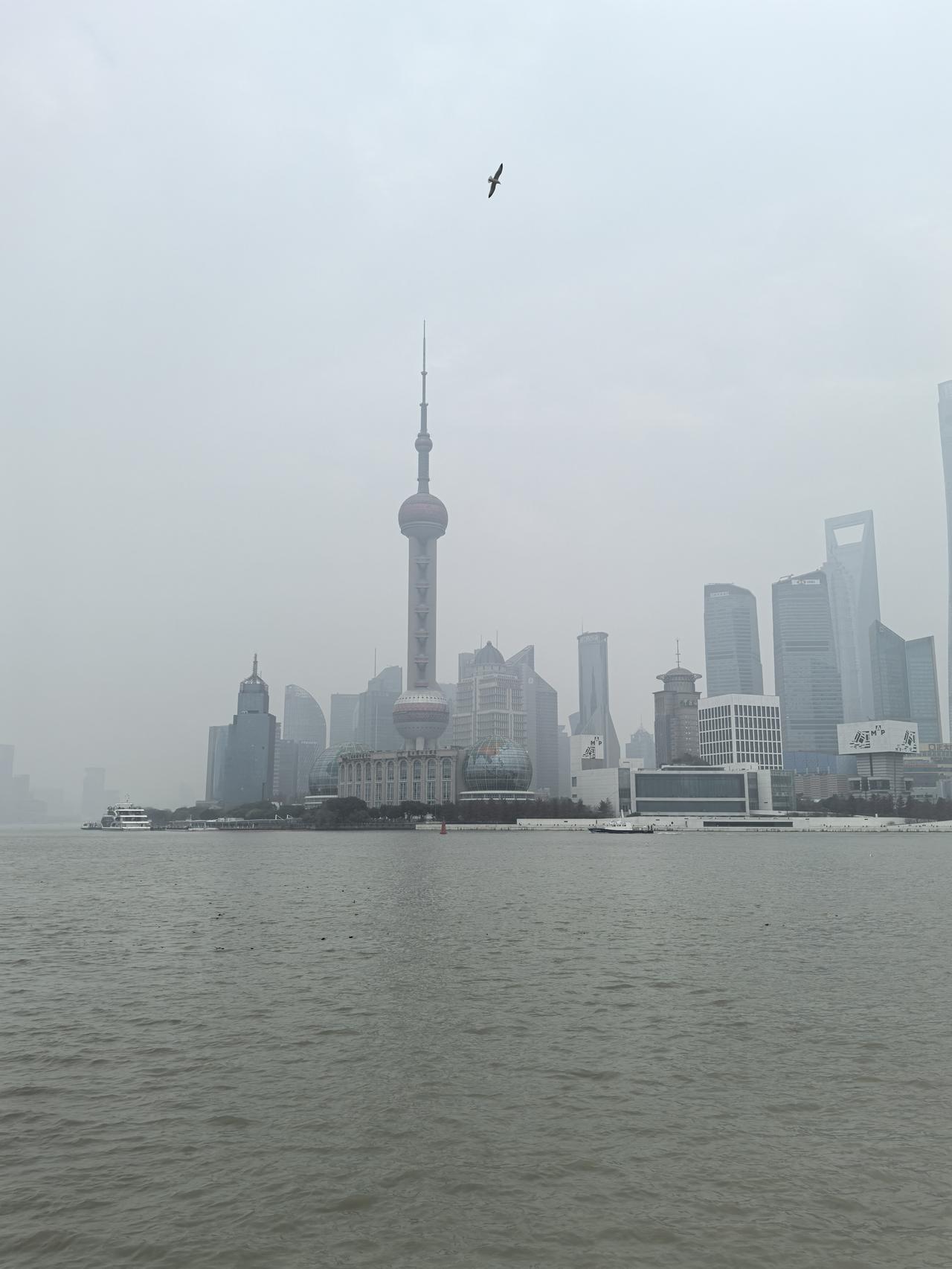 科室里一个医生57岁，一个月工资8000多，他老婆退休了，一个月退休工资9000