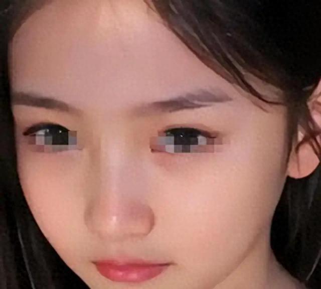 女儿说楼里有姐姐在哭，我骂她胡说。直到半夜地板下传来一声指甲划玻璃的响动。老