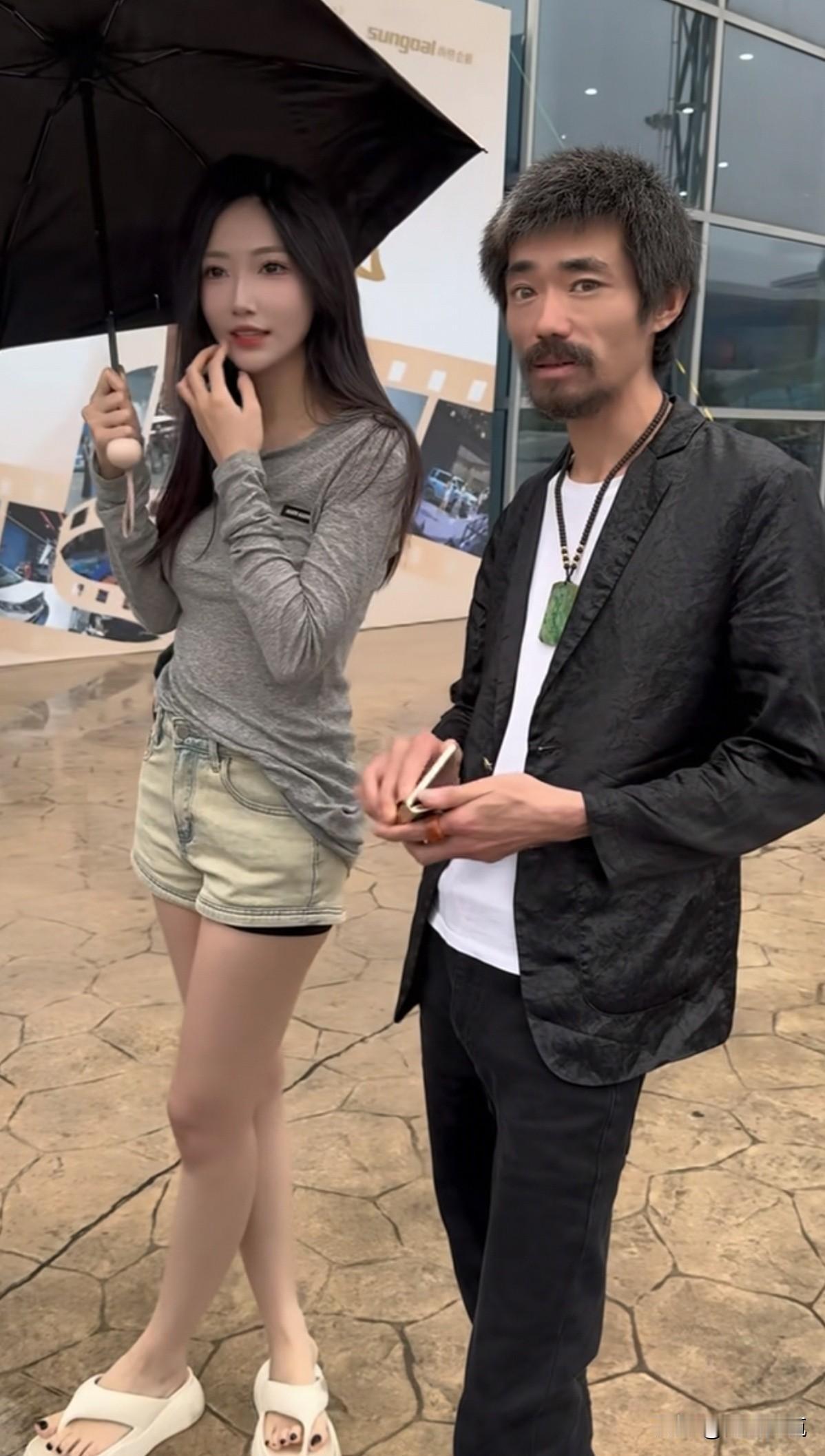 一位男网红突然火了，外滩之畔，饭店门口，车展内外…游人争相与他合影，美女不离左