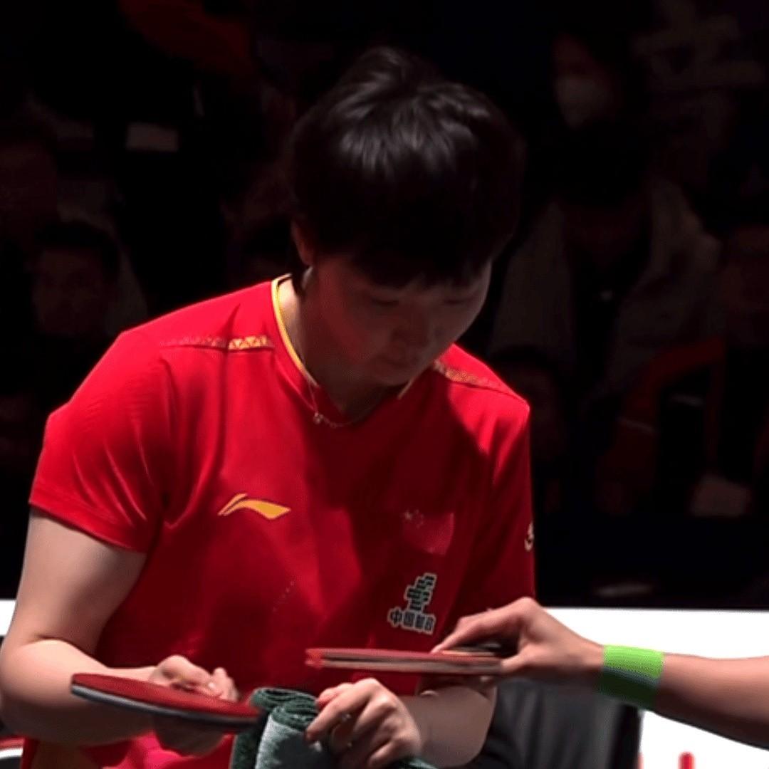 王曼昱这次终于不怵特殊打法了。在成都混合团体世界杯，王曼昱迎来女单首秀，上来