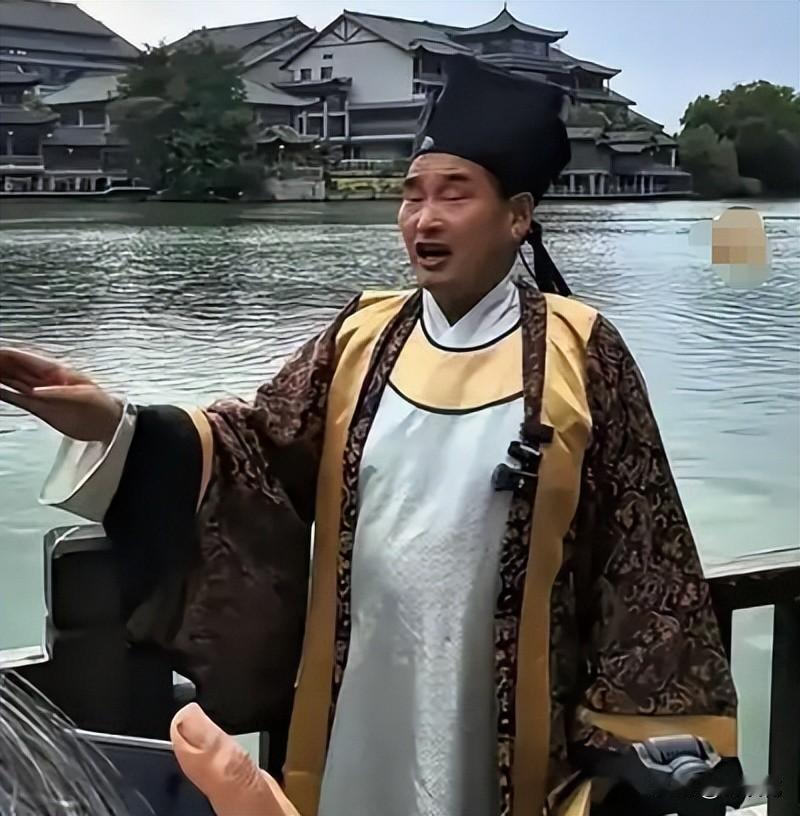 人红是非多，有网友说他把大衣哥投诉了。大衣哥今年又重新火起来了，很多年轻明星都