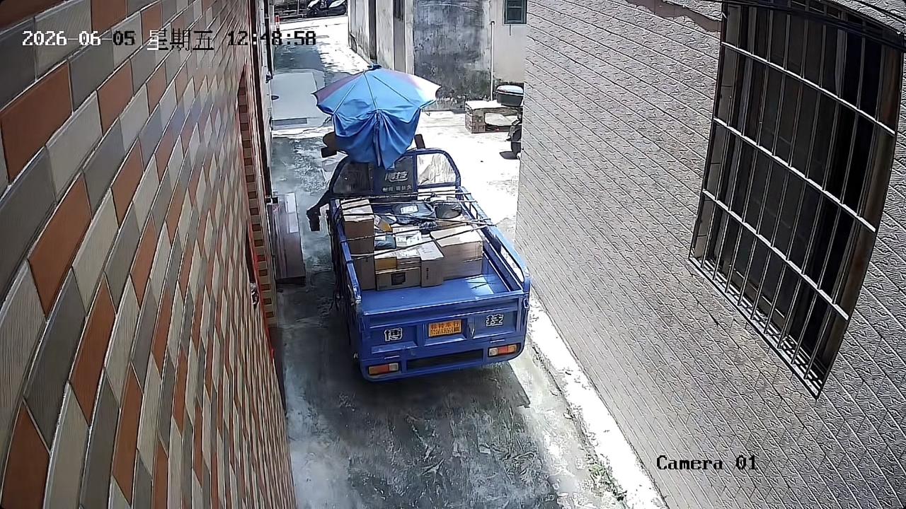 6月6日广东，一位网友分享，快递小哥送快递上门，当时网友不在家，就让快递小哥把快