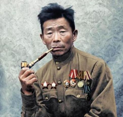 1941年，一个身材矮小的木匠加入了苏联红军，任火头兵，但是谁也没有想到，就是这