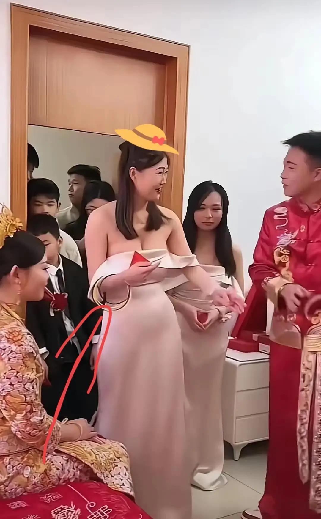 伴娘穿成这样，合适吗？新郎有意无意瞄了几眼你说新娘会吃醋吗？结婚婚庆伴