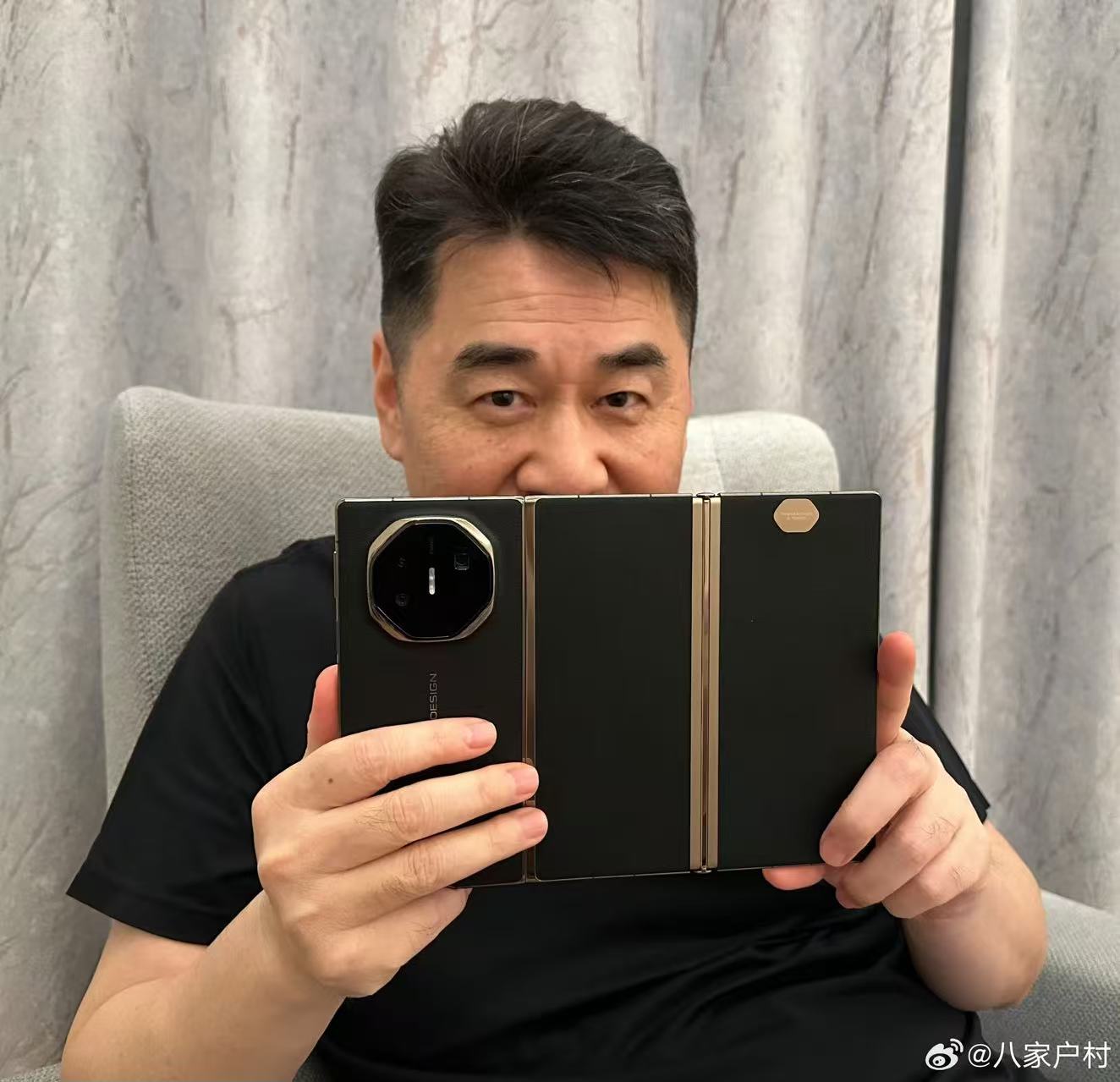 起猛了大家都用华为三折叠批奏折三折叠确实有特色，看到四大爷和唐国强老师也用上