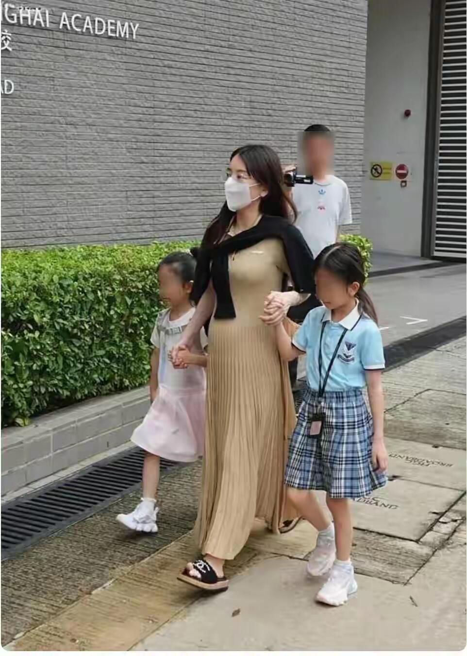方媛接女儿放学，方爸方妈陪着​​​