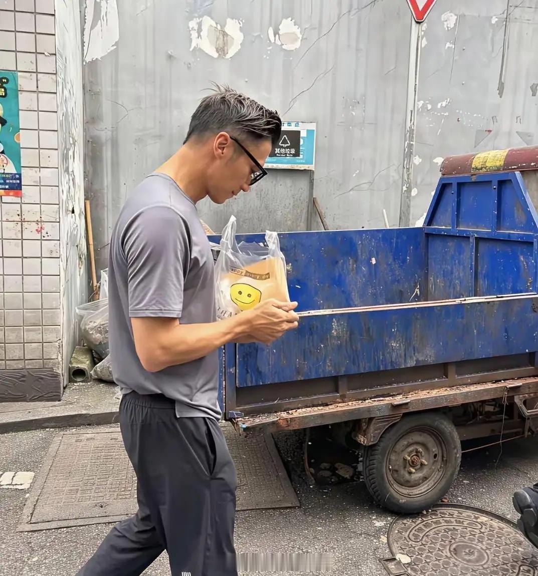 谢霆锋在湖南长沙小巷子里的路边摊买葱油粑粑，他现实中真人看起来很帅气，打扮休闲时