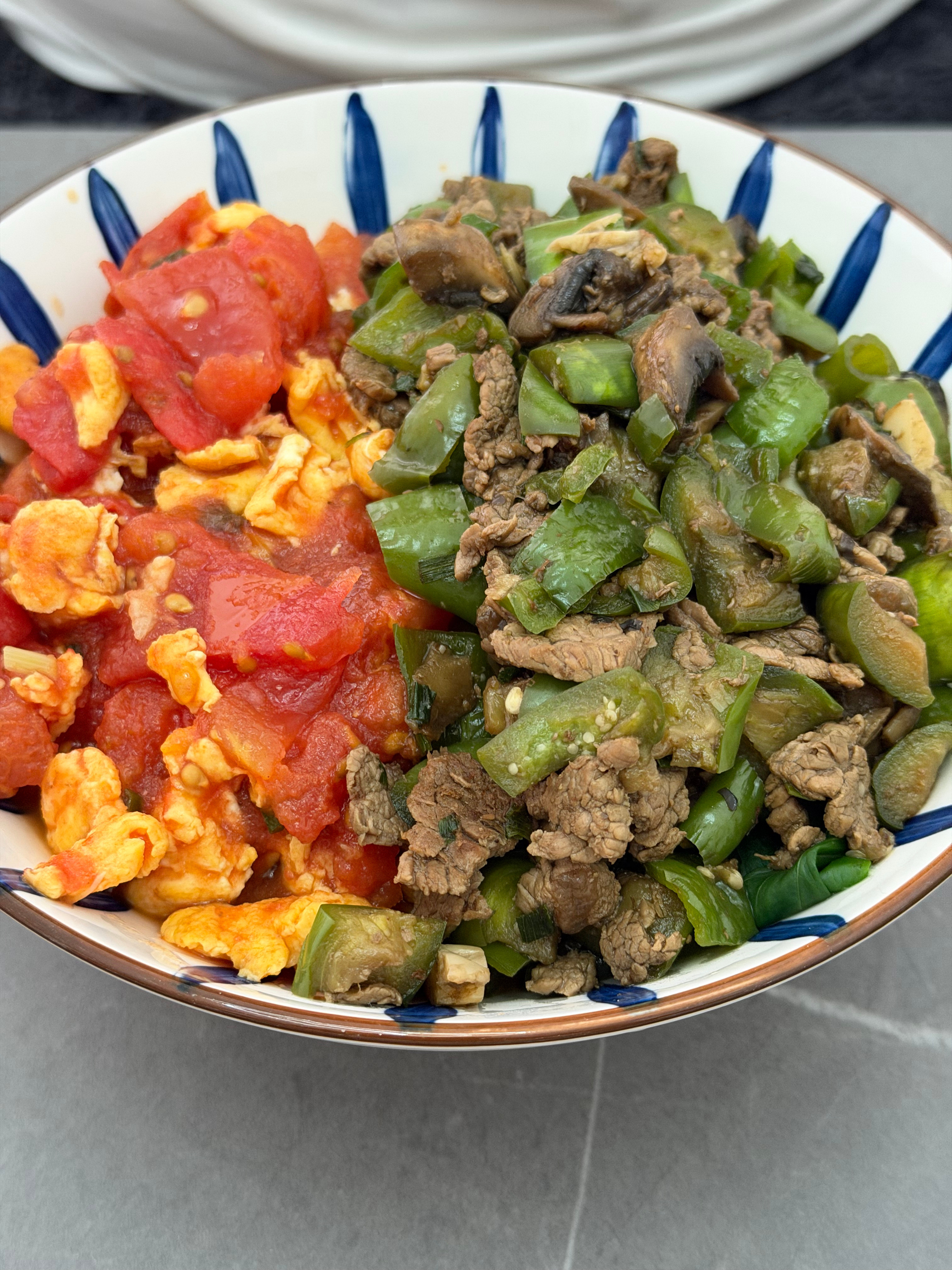 阿远和小翠连续出差好多天，今天小翠的家常拌面终于又做起来了[抱抱]，哈哈，少