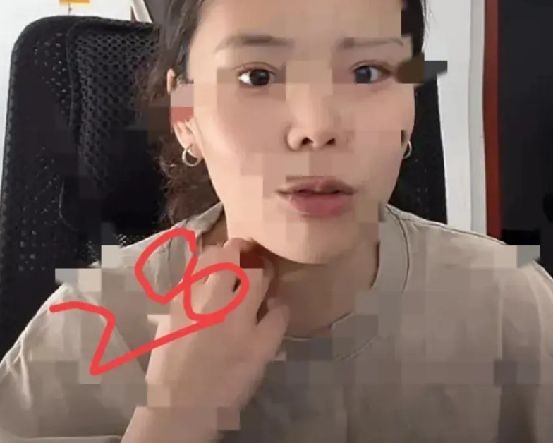 有网友在直播间问姚策的老婆，为什么不替姚策查找真相呢？回答的莫名其妙：你不懂！有