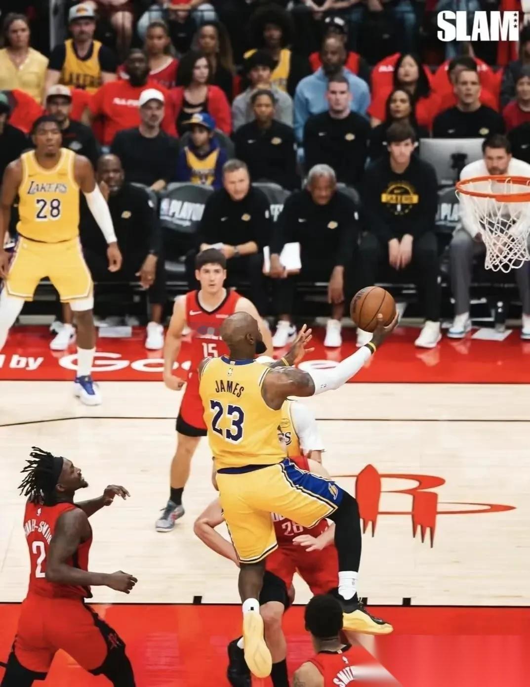 有球迷觉得，如果湖人被4-3逆转，詹姆斯可能不会再提GOAT这个词。火箭如果真