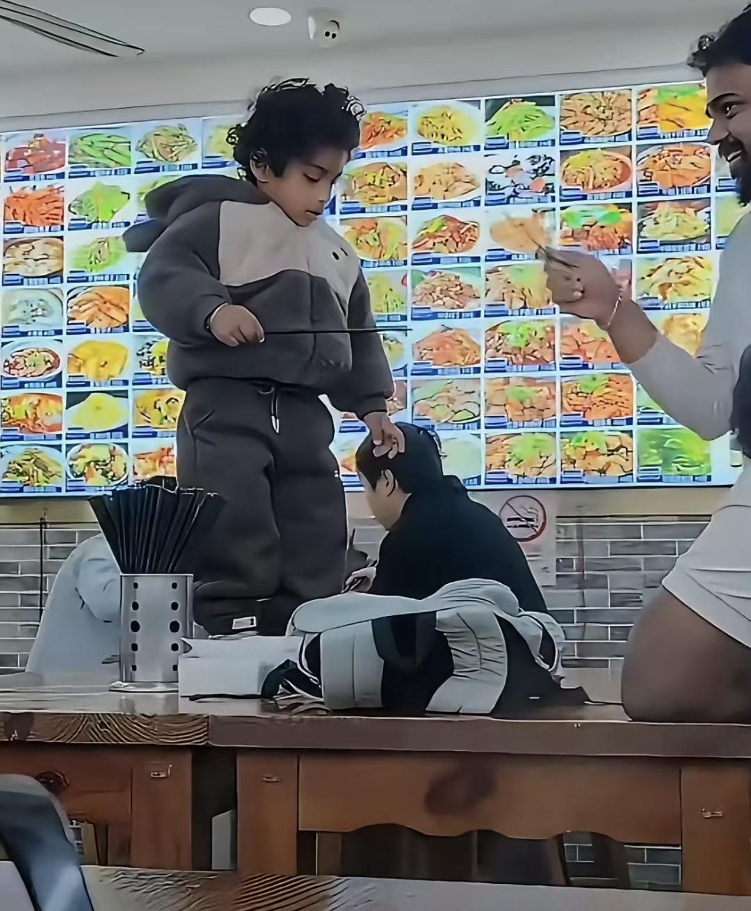 前两天在一家很火的餐馆里，一对印度夫妇带着孩子来吃饭。那小孩大概四五岁，吃完东西