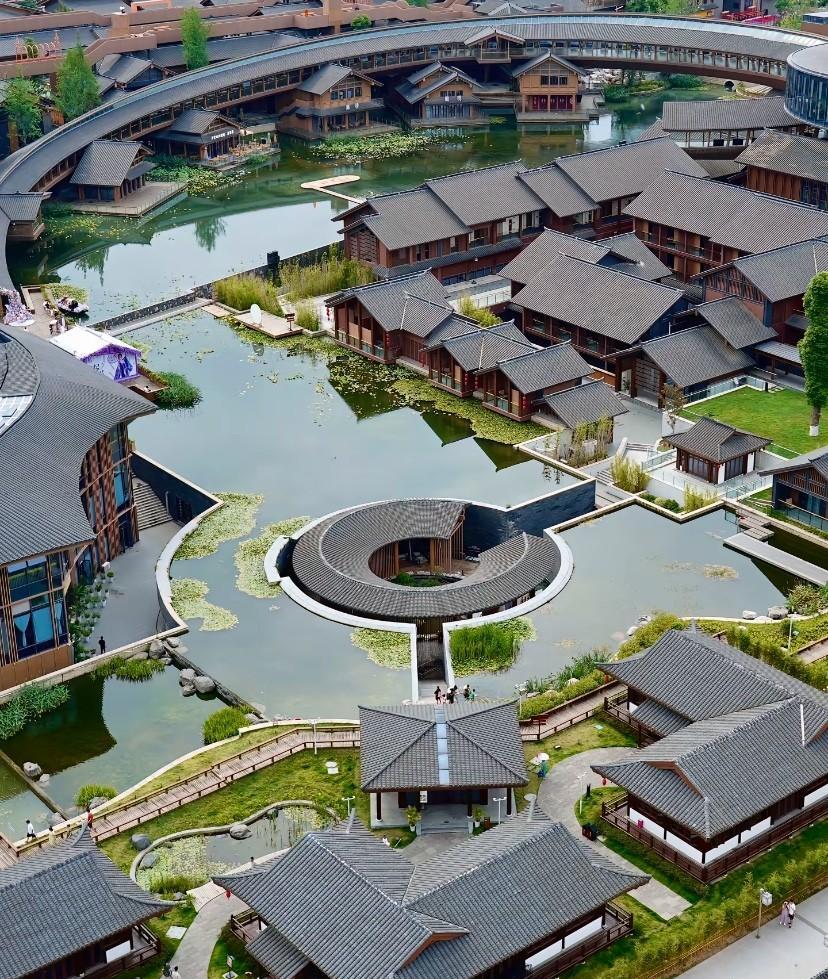 四川彭州的这个寺庙，是我见过最豪华的，不像个寺庙，有点像旅游景区的感觉～