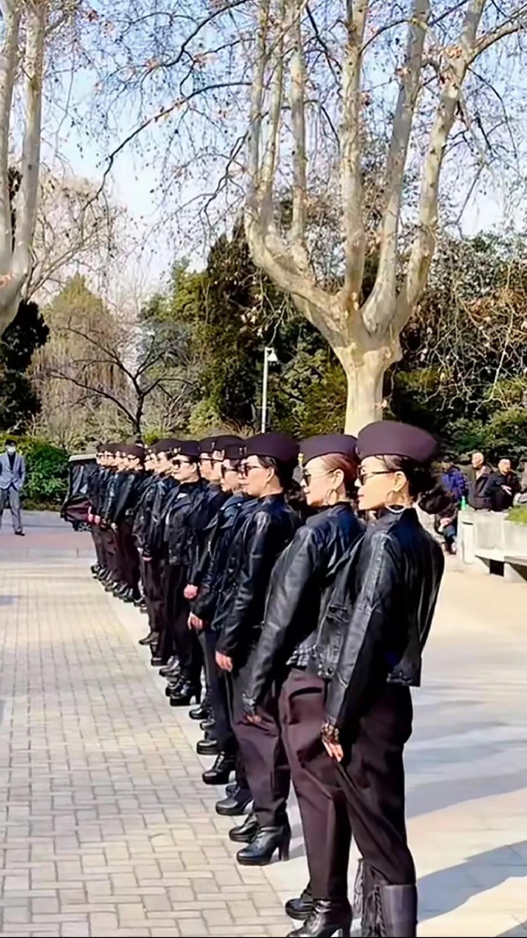 当这身行头走着“T”步，配上我们的军歌时，自认为是“英姿飒爽的退休‘女神’”，却