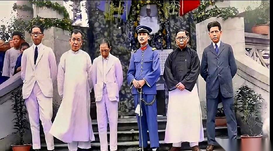 1925年，广州，一张孙中山追悼会上的合影。六个男人并排站着，表情肃穆，镜头前