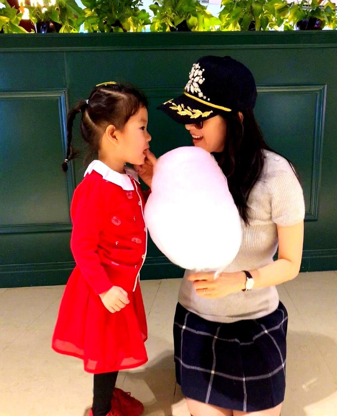 离婚了，继女小苹果却把章子怡叫得更亲了。汪峰前妻葛荟婕的女儿，社媒37条动态里3