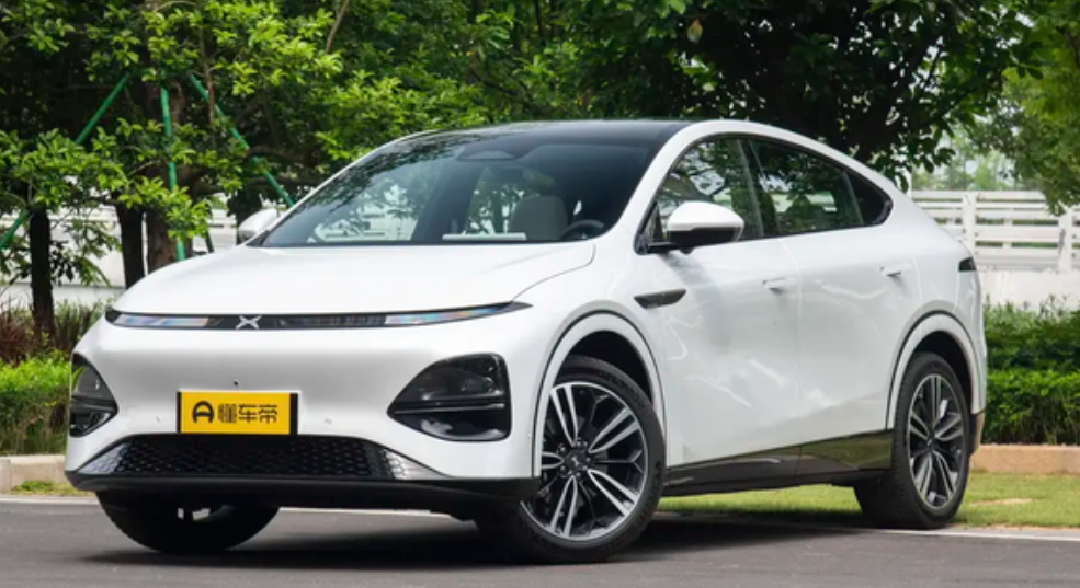 小鹏G6内饰纠结请问各位G6车主，你们的内饰选的什么颜色？如果是白色内饰，开了