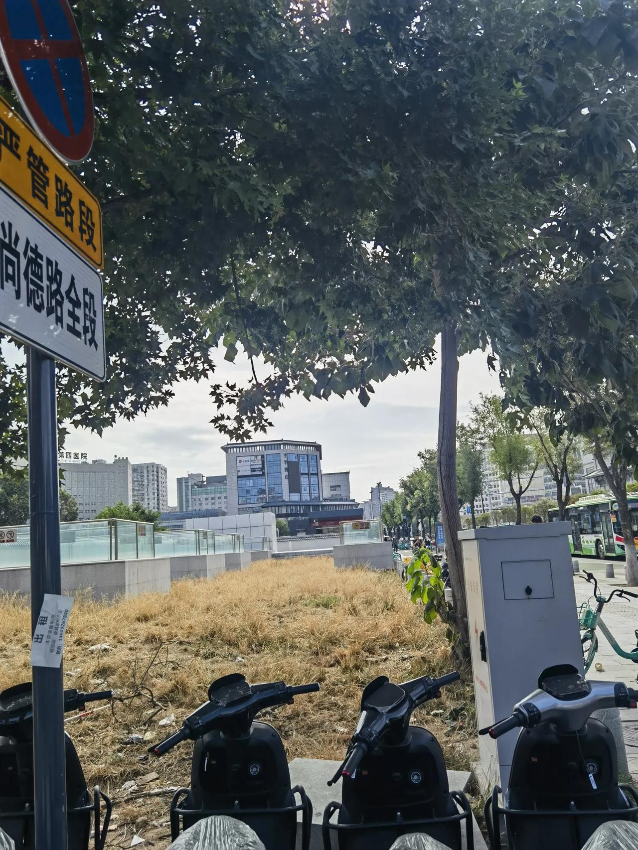 西安东大街改造令人唏嘘，当年繁华落尽，曾经的寸土寸金之地、一铺旺三代的黄金地段，