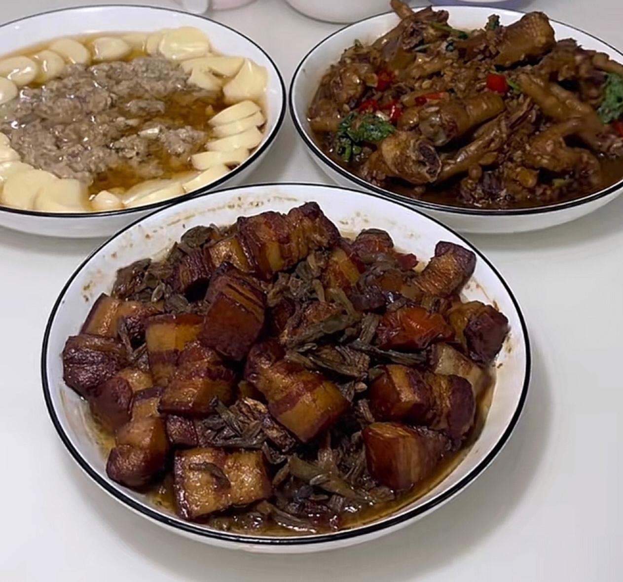 今天休息日，老公主动进厨房说：“今天我下厨，整俩菜陪我喝两杯！”