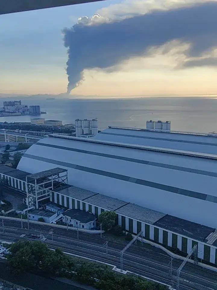 青岛黄岛这是咋了？在楼顶看到西边火光冲天，浓烟滚滚直冲云霄，这是咋了？据“