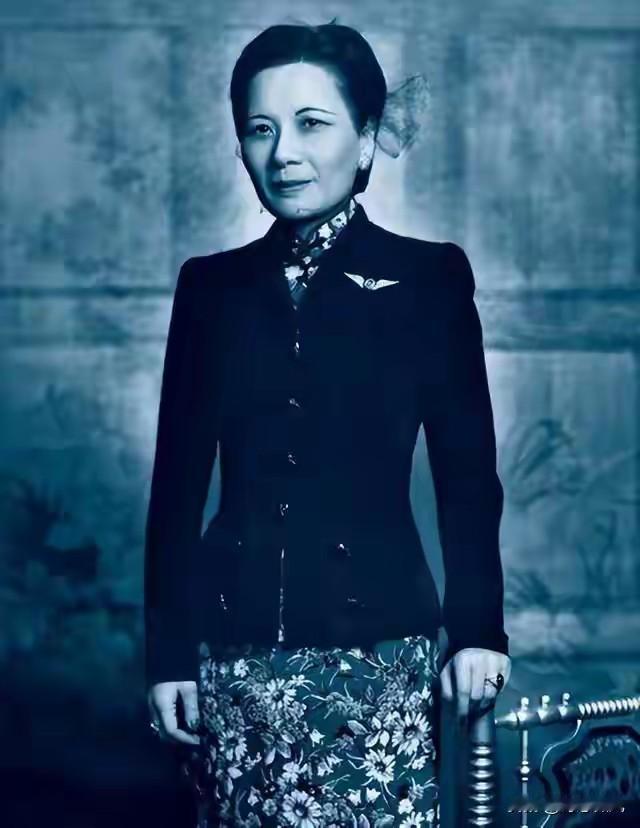 张学良替宋美龄守了一生的秘密，难怪蒋介石到死不敢杀他1925年上海的那场鸡