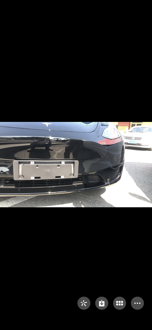 特斯拉真不耐碰提车出来开了10分钟找了个肯德基带小朋友吃饭，点好餐后，发现忘记