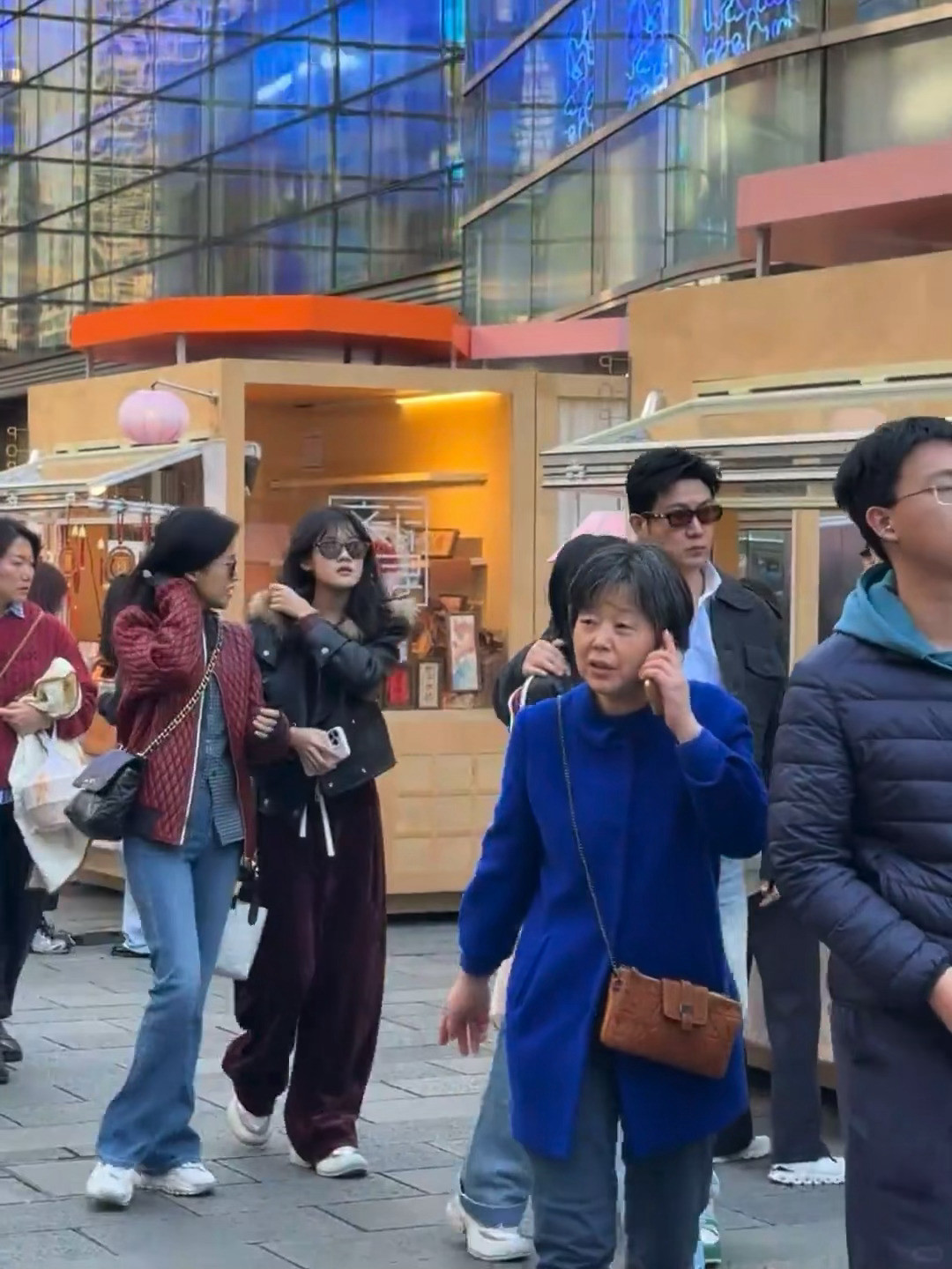 网友上海偶遇陆毅鲍蕾一家，全员大长腿，贝儿小叶子都又瘦又高的