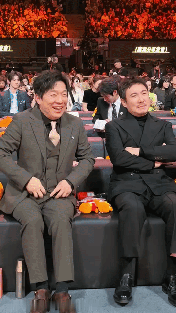 沈腾，你就不能准备一条合适点的裤子？这是来之前临时抓了一条裤子穿吗？两边的黄渤和