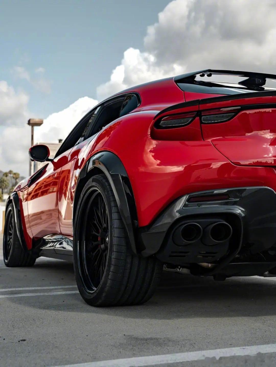 法拉利Purosangue，红外蓝内绝不招人烦