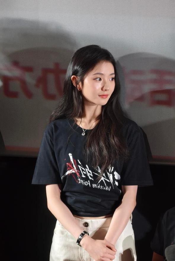 今天刘浩存在出席宣传活动的时候走经典的黑白搭配风格，看上去格外的年轻。她上身
