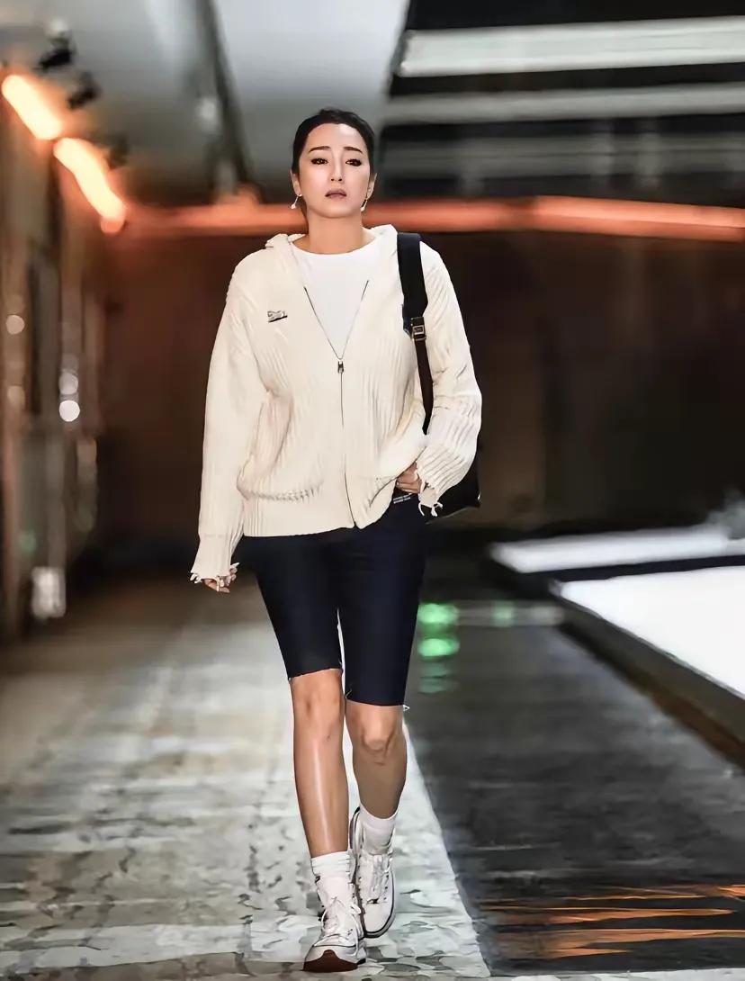 近日，59岁的巩俐带着77岁老公雅尔出现在北京街头，这画面真是太养眼了。2023