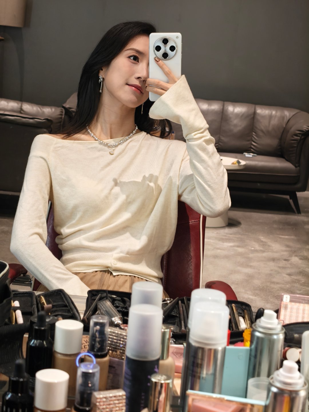 化妆师给认认真真化了个妆，拍了组好看的照片[大笑]两天后发~~拍摄间隙能有日产大