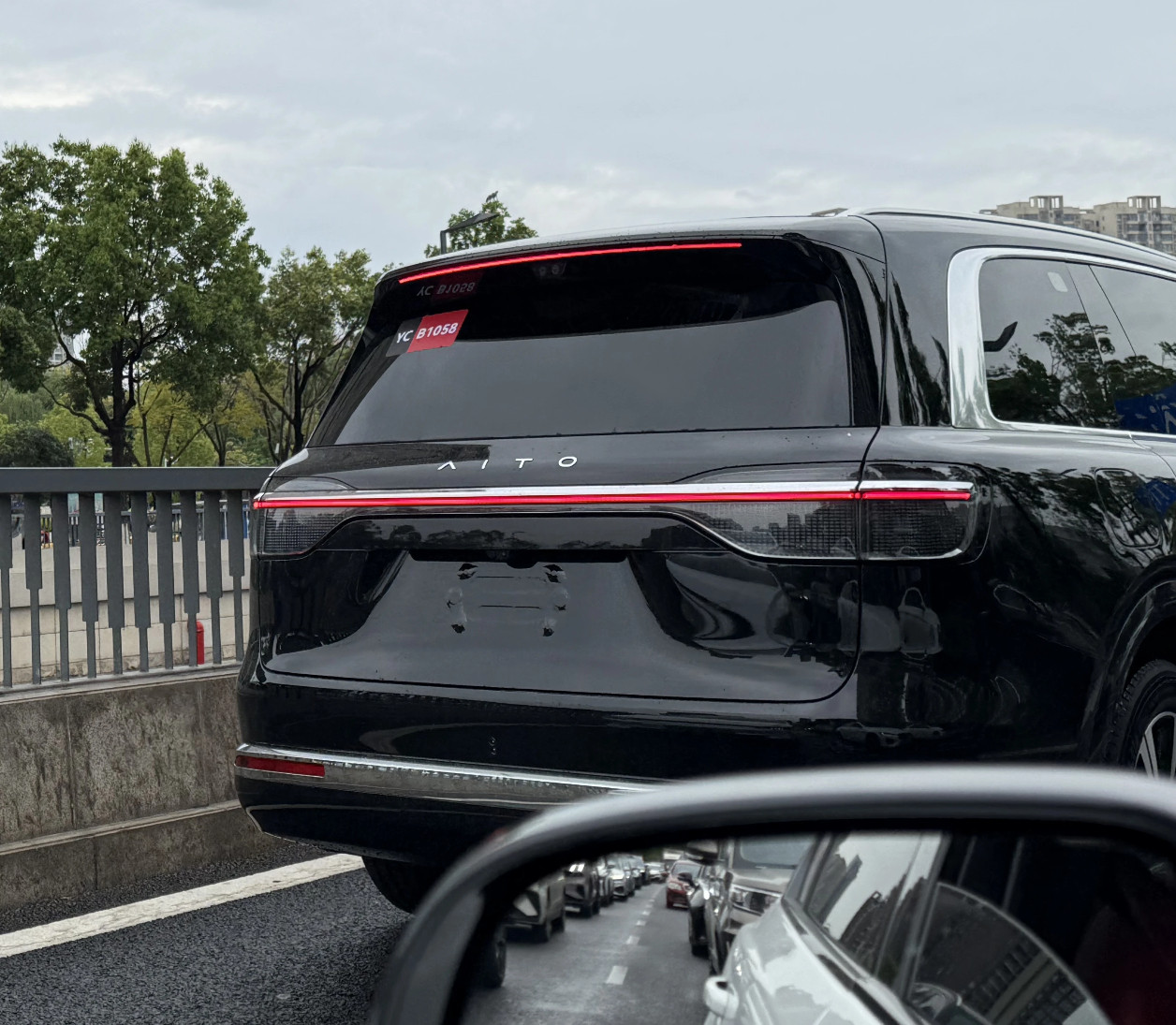 全新问界M9进度挺快，无伪装车竟然已经现身了，这车设计更显气场，技术是全新架构，