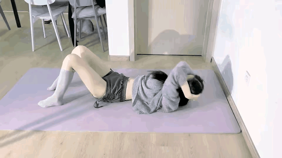 何必这样为难自己，想要练出马甲线，还得是去健身房。