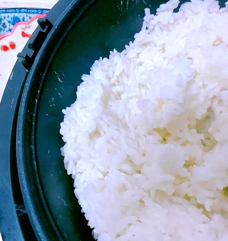 大米和小麦相比，大米是偏凉性的。小麦偏温，对胃比较好。脾胃喜欢温暖，今人多吃