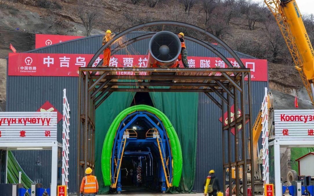 五千多建设者、五千六百台设备已经全线铺开！中吉乌铁路的进度快到离谱，之前外界预估
