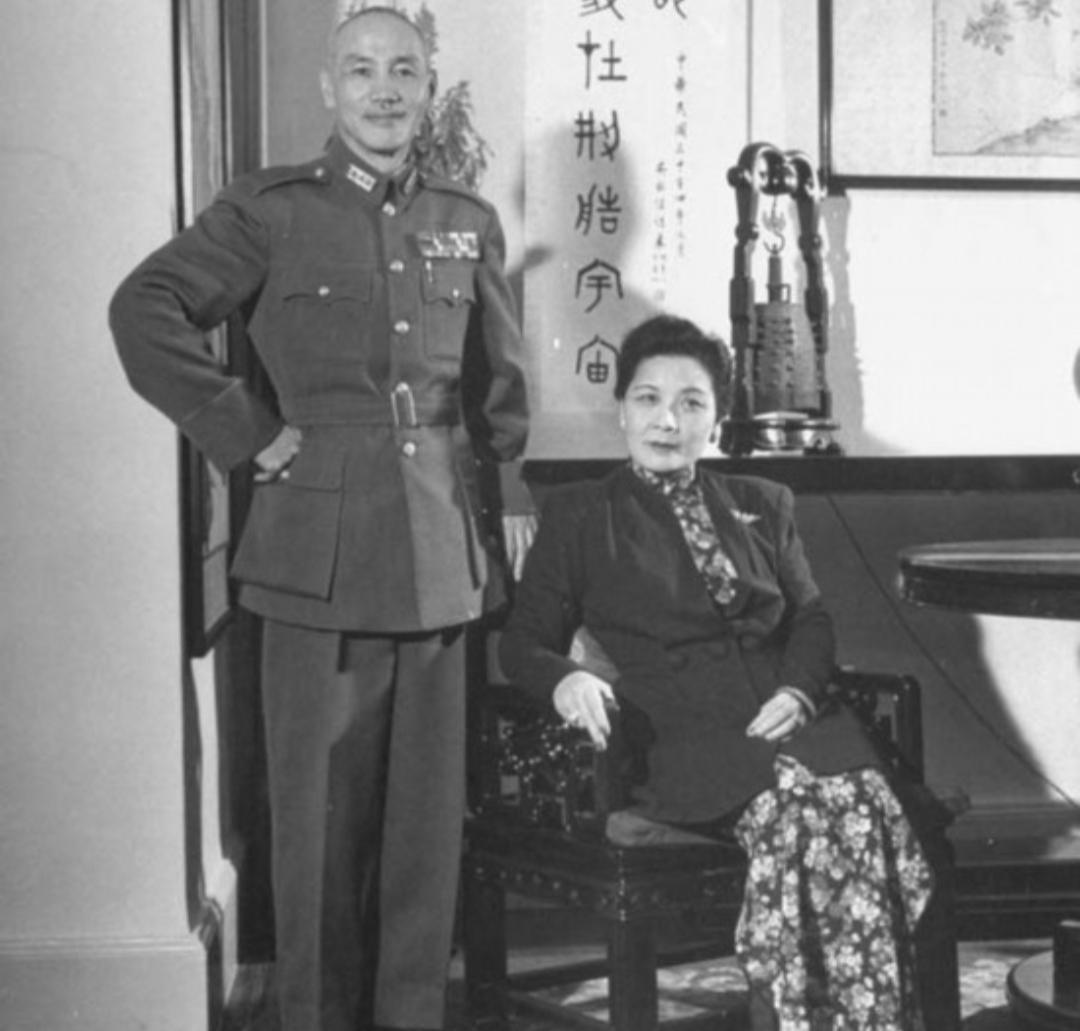 淮海战役开打前三天，杜聿明揣着一份“反攻山东”的作战计划，从徐州飞到北平。10月