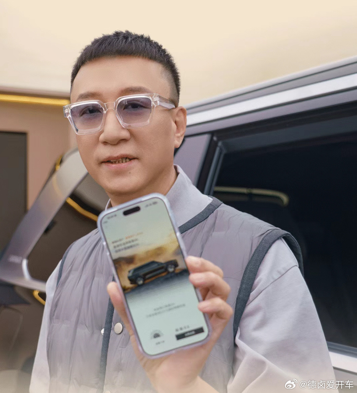 高端有高端的打法，从009/光辉开始极氪也一直在探索高端豪华之路，运动员、歌手