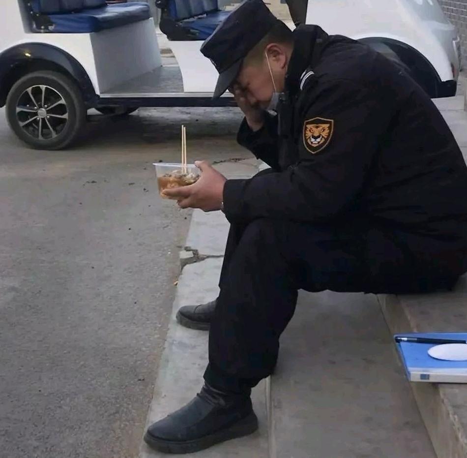 昨天中午一个外卖员骑车到小区大门口，直接把电瓶车堵在门口，下车拿着外卖餐就往小区