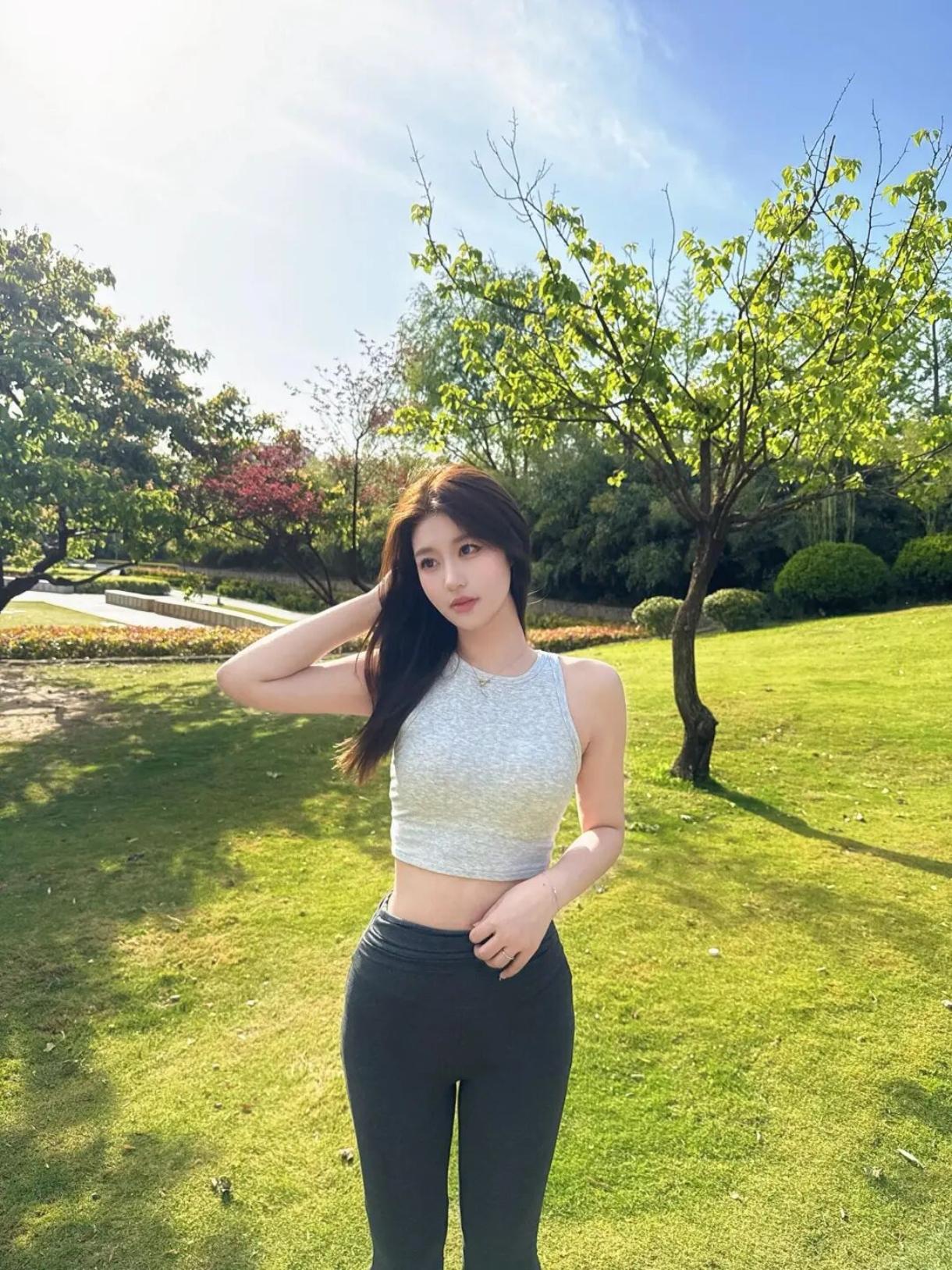 春日里的松弛感风把草地的软，吹到脚边阳光筛过新发的树叶在肩头叠出细碎的