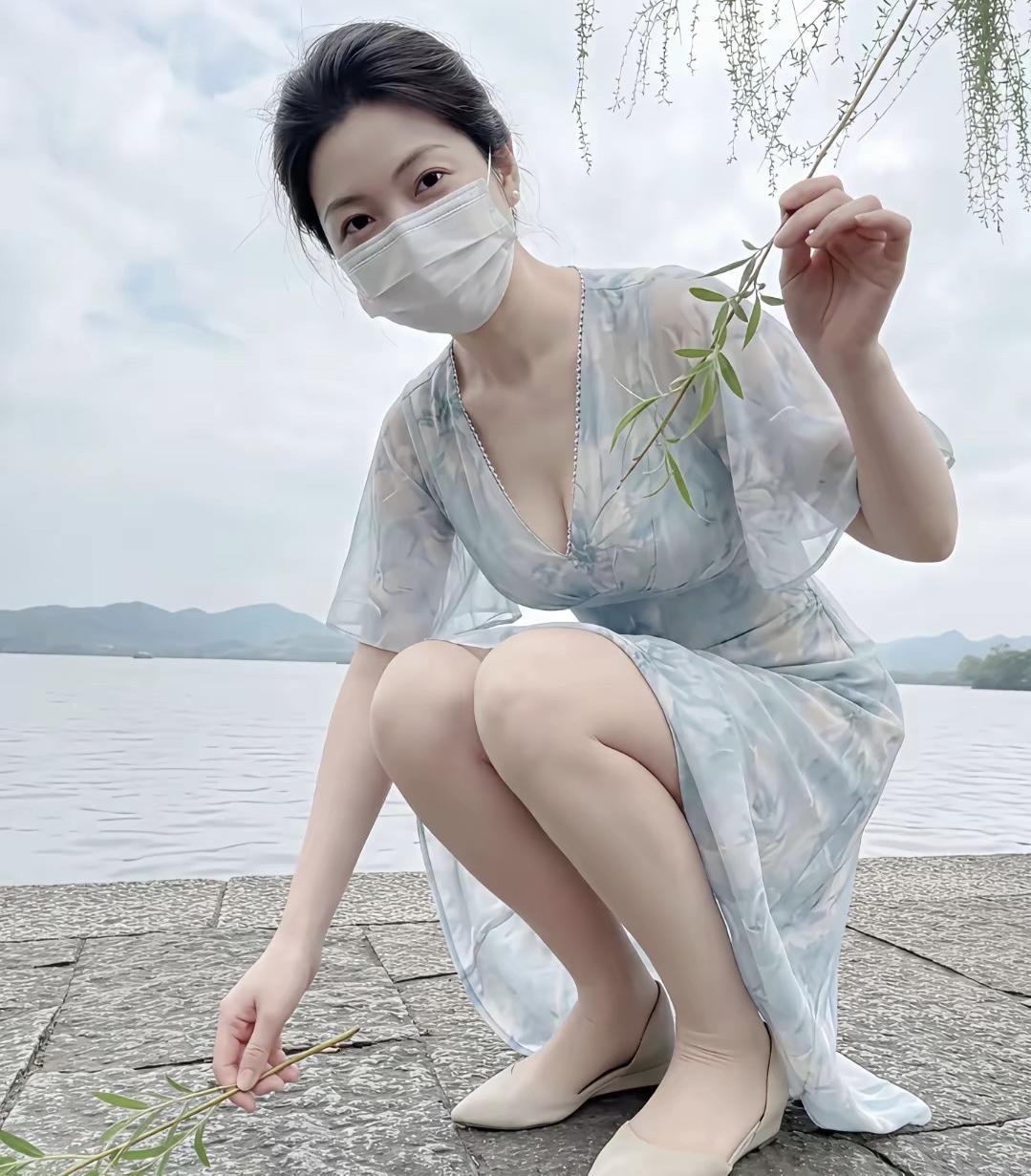 兄弟们得清醒点，那个瞒着家里那位，非要跟你搞暧昧的女人，你以为她是遇到了真
