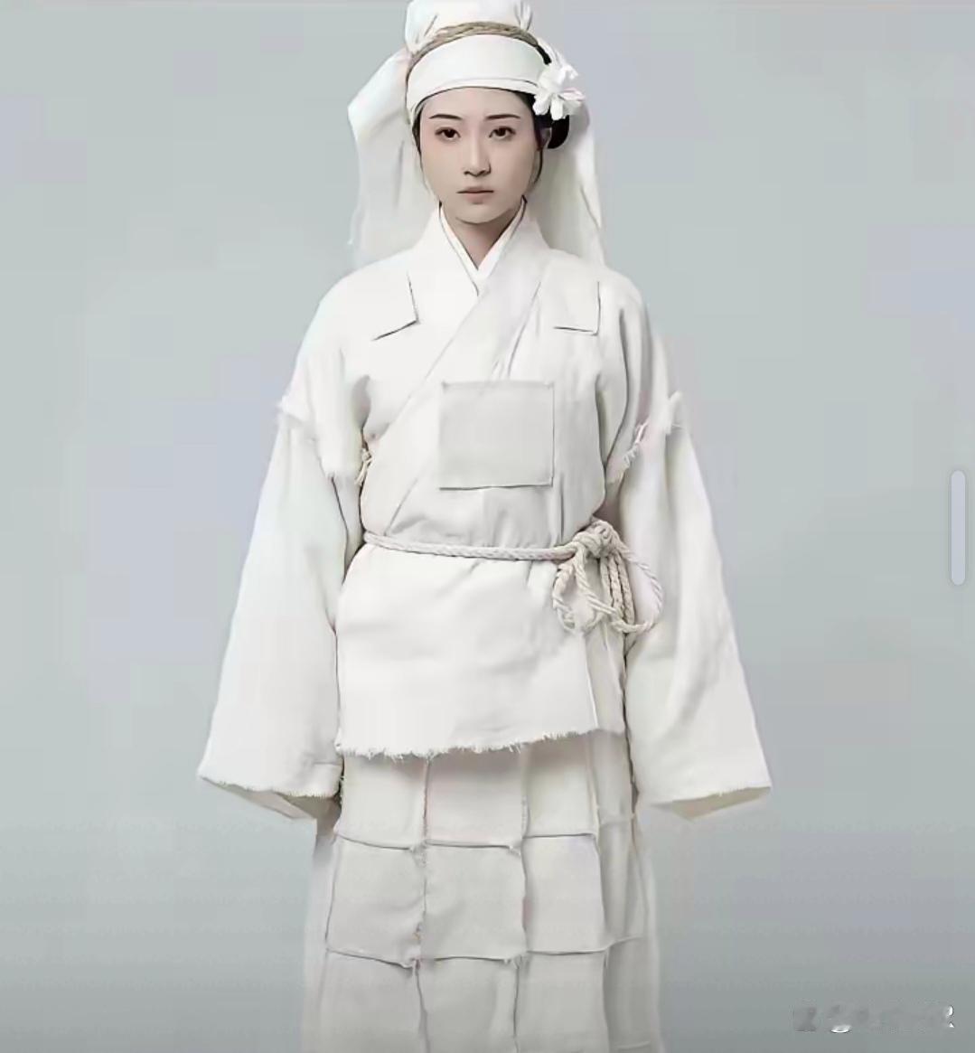 我敢打赌，巴黎世家这套衣服，在中国绝对卖不脱，家里再怎么有钱也不敢买回去，买回去