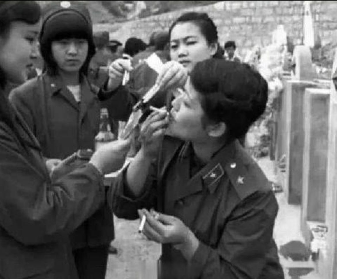 这张黑白照片记录的是对越自卫反击战中的女解放军战士，她们是老山轮战的巾帼英雄，来