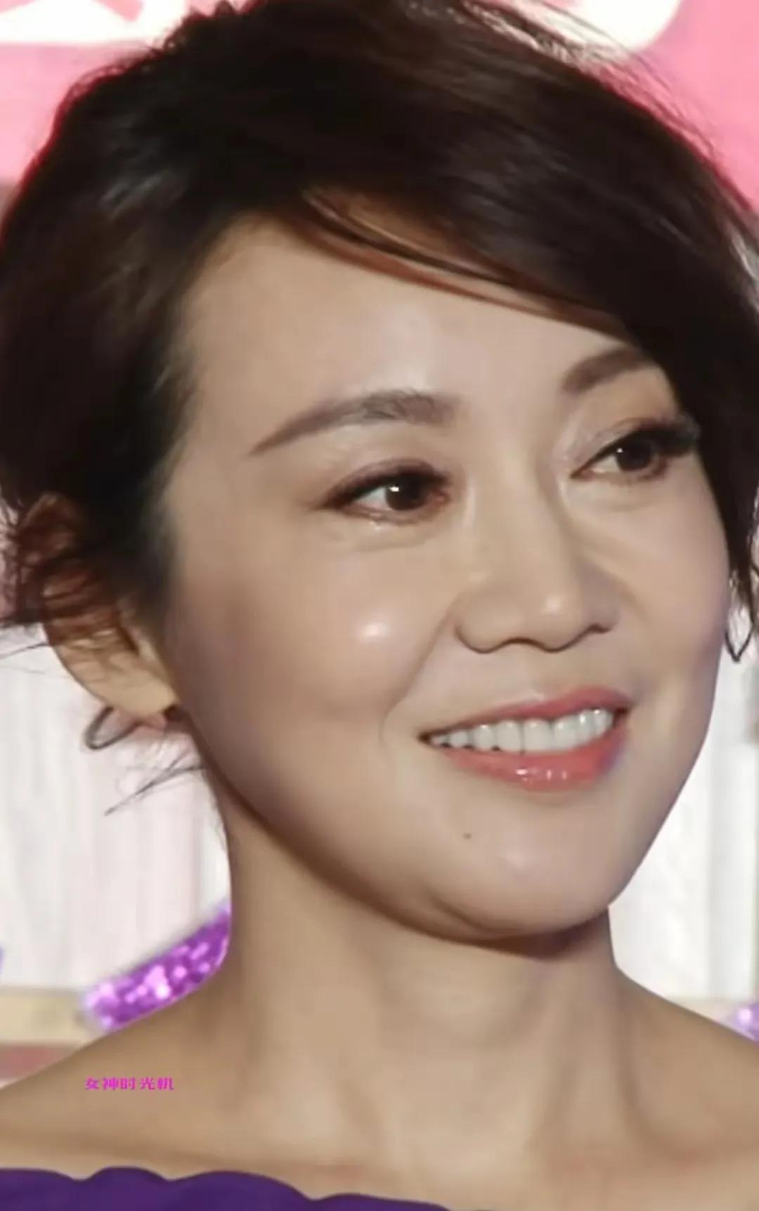 闫妮太美啦！越来越有韵味啦！妥妥的大美女一枚！一双迷人的眼睛，长长的睫毛，招人稀