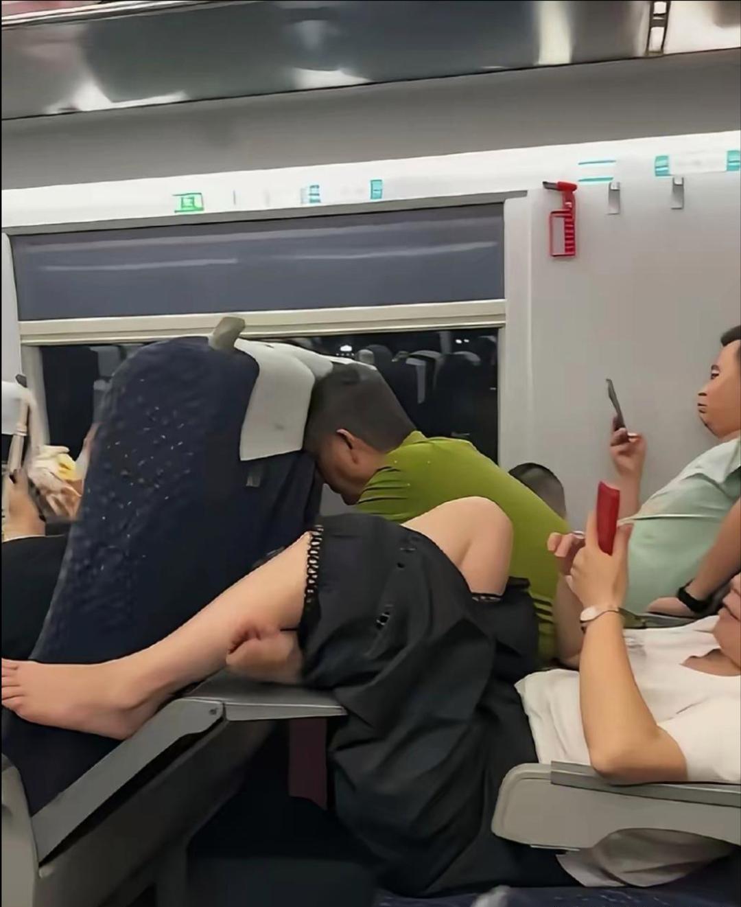 高铁上看到的，感觉她太过分了。
