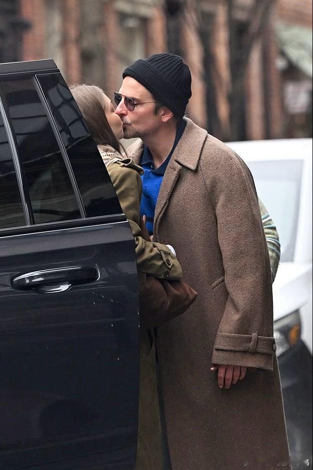 库珀gigi街头接吻bradleycooper当地时间2月10日，布莱德利·